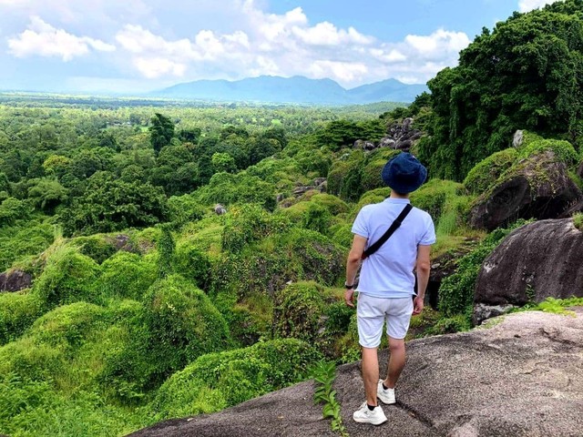 Bước chân đón xuân trên đỉnh đồi huyền thoại.