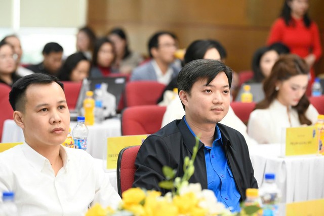 Ông Nguyễn Minh Triết tham dự sự kiện công bố giải thưởng Bền Đam Mê. Ông Nguyễn Minh Triết tham dự sự kiện công bố giải thưởng Bền Đam Mê.