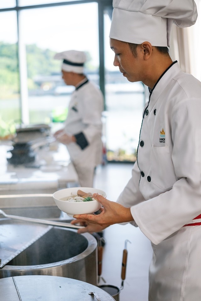 “Trong mỗi lần nếm, mỗi lần mở rộng vị giác, ta không chỉ thưởng thức hương vị của thức ăn mà còn “cảm” được hương vị của chính cuộc đời”. “Trong mỗi lần nếm, mỗi lần mở rộng vị giác, ta không chỉ thưởng thức hương vị của thức ăn mà còn “cảm” được hương vị của chính cuộc đời”.