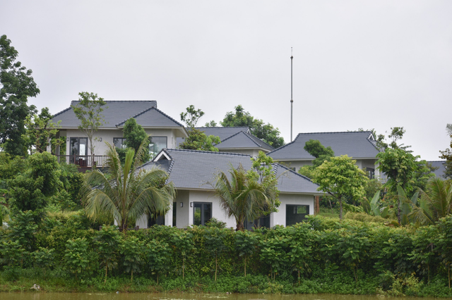 Không chỉ là một khu nghỉ dưỡng – mà là một hành trình trở về miền ký ức Việt, nơi hồn cốt dân tộc được gột nên từ đá, từ gỗ, từ ánh nắng và làn nước. Không chỉ là một khu nghỉ dưỡng – mà là một hành trình trở về miền ký ức Việt, nơi hồn cốt dân tộc được gột nên từ đá, từ gỗ, từ ánh nắng và làn nước.