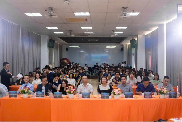 Sinh viên và đội ngũ Ban Giám khảo, khách mời trong Chung kết LOGENTIALS 2025.