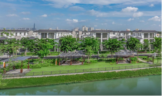 Gladia by the Waters ghi dấu ấn tại PropertyGuru Vietnam Property Awards với hai giải thưởng: “Dự án Nhà thấp tầng cao cấp xuất sắc nhất” và “Dự án Kết nối Thiên nhiên xuất sắc nhất”.