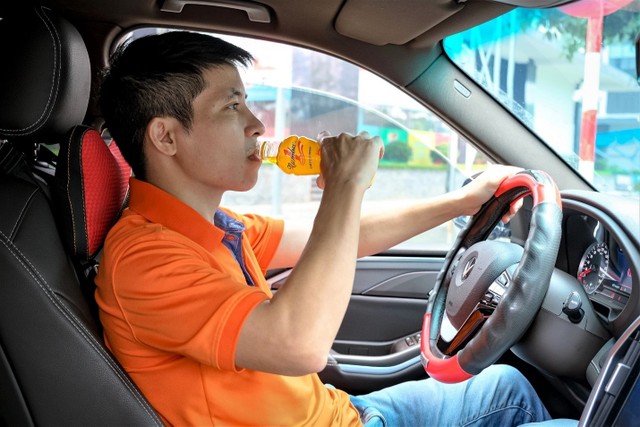 Với những tài xế, mỗi sáng sớm, giữa trưa hay khi mệt mỏi đều là thời điểm cần tiếp thêm năng lượng. Một chai Number 1 mát lạnh giúp họ bừng tỉnh, giữ vững sự tập trung để kiên định chinh phục từng cây số. Với những tài xế, mỗi sáng sớm, giữa trưa hay khi mệt mỏi đều là thời điểm cần tiếp thêm năng lượng. Một chai Number 1 mát lạnh giúp họ bừng tỉnh, giữ vững sự tập trung để kiên định chinh phục từng cây số.