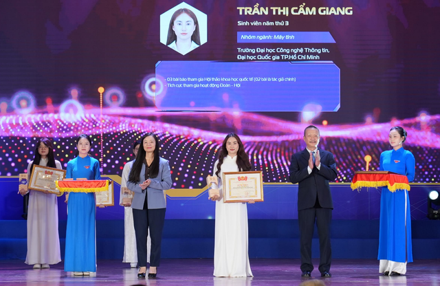Trần Thị Cẩm Giang được vinh danh là Nữ sinh Khoa học Công nghệ Việt Nam 2025. (Ảnh QCV).