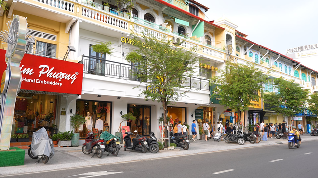 Dãy nhà cũ được thay màu áo mới, hiện đại.