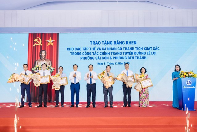 Lãnh đạo UBND TP.HCM trao tặng bằng khen cho các tập thể và cá nhân có thành tích xuất sắc trong công tác chỉnh trang tuyến đường Lê Lợi tại Phường Sài Gòn và Phường Bến Thành.