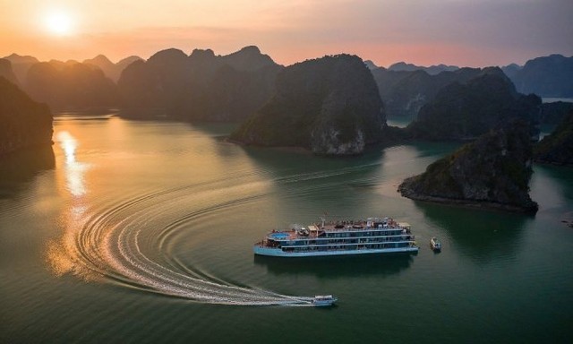 Trải nghiệm ngủ đêm trên các “khách sạn nổi” 5* giữa kỳ quan Vịnh Bái Tử Long Trải nghiệm ngủ đêm trên các “khách sạn nổi” 5* giữa kỳ quan Vịnh Bái Tử Long