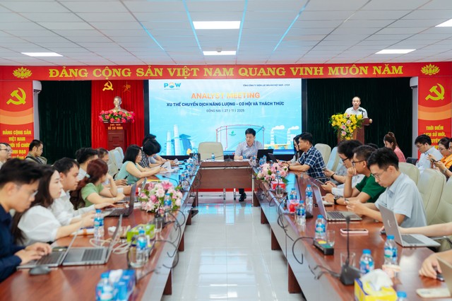 Toàn cảnh buổi Anylist Meeting của PV Power ngày 27/11 Toàn cảnh buổi Anylist Meeting của PV Power ngày 27/11