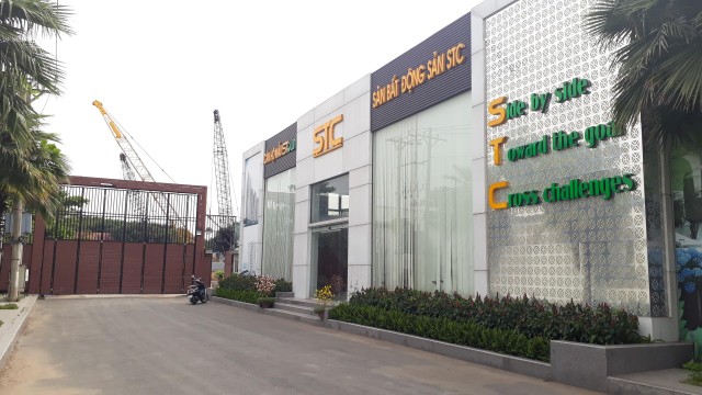 Đường dẫn vào dự án và khu nhà mẫu của dự án căn hộ STown Phúc An vắng bóng người. Đường dẫn vào dự án và khu nhà mẫu của dự án căn hộ STown Phúc An vắng bóng người.