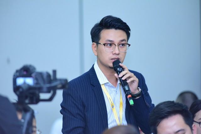 Các cổ đông đưa ra những thắc mắc xoay quanh định hướng của Tập đoàn trong thời gian tới Các cổ đông đưa ra những thắc mắc xoay quanh định hướng của Tập đoàn trong thời gian tới