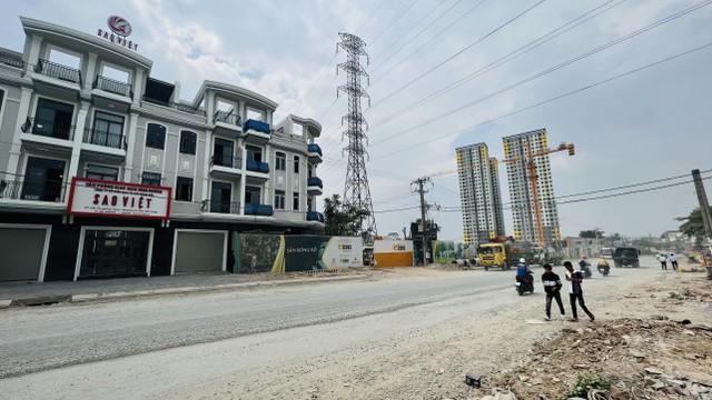 Bcons City toạ lạc ngay mặt tiền đường Thống Nhất đang thi công mở rộng lên 32m.