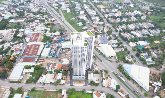 Honas Residence tọa lạc ngay vị trí giao thông thuận lợi, với 3 mặt đường lớn. Honas Residence tọa lạc ngay vị trí giao thông thuận lợi, với 3 mặt đường lớn.