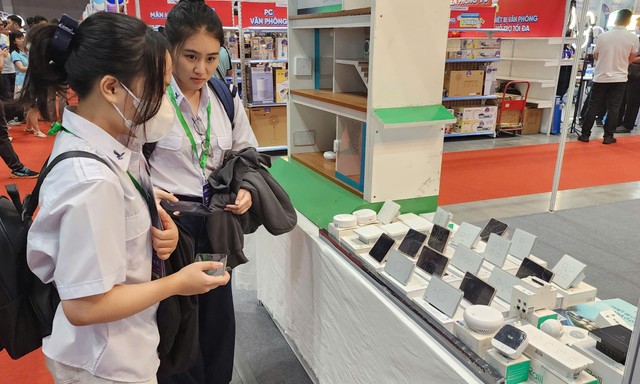 Nhiều bạn trẻ tham gia trải nghiệm, tham quan các sản phẩm công nghệ tại sự kiện Nhiều bạn trẻ tham gia trải nghiệm, tham quan các sản phẩm công nghệ tại sự kiện
