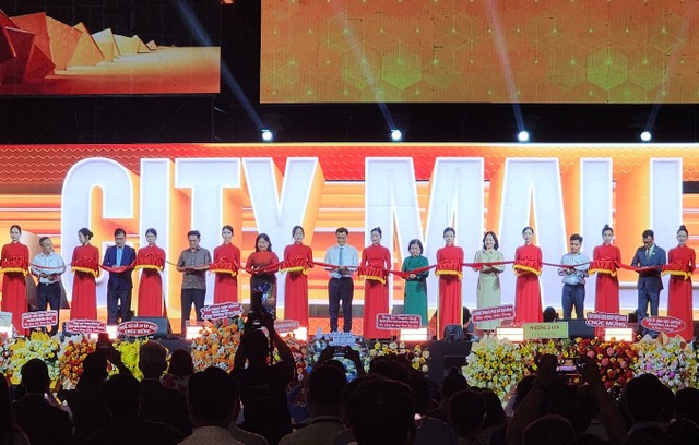 Đại diện chính quyền TP.HCM cùng lãnh đạo Tập đoàn Bcons cắt băng khánh thành khu thương mại Bcons City Mall. Đại diện chính quyền TP.HCM cùng lãnh đạo Tập đoàn Bcons cắt băng khánh thành khu thương mại Bcons City Mall.