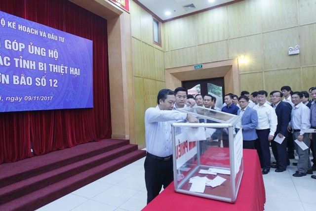 Bộ Kế hoạch và Đầu tư quyên góp ủng hộ đồng bào các tỉnh bị thiệt hại do cơn bão số 12 ảnh 1