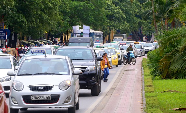 Hà Nội xén thảm cỏ trục đường lớn để chống ùn tắc ảnh 8