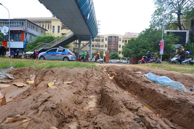 Hà Nội xén thảm cỏ trục đường lớn để chống ùn tắc ảnh 9