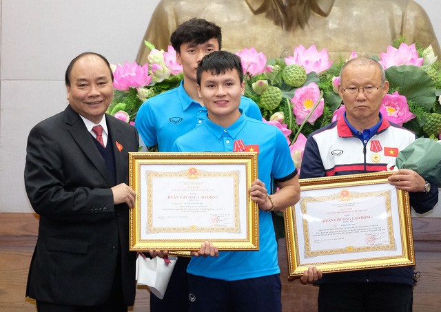 Thủ tướng kể chuyện chờ 5 tiếng để đón U23 Việt Nam ảnh 1 Thủ tướng kể chuyện chờ 5 tiếng để đón U23 Việt Nam ảnh 1