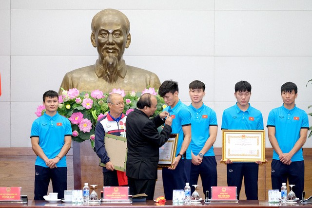 Thủ tướng kể chuyện chờ 5 tiếng để đón U23 Việt Nam ảnh 2 Thủ tướng kể chuyện chờ 5 tiếng để đón U23 Việt Nam ảnh 2