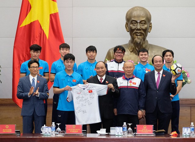 Thủ tướng kể chuyện chờ 5 tiếng để đón U23 Việt Nam ảnh 3 Thủ tướng kể chuyện chờ 5 tiếng để đón U23 Việt Nam ảnh 3