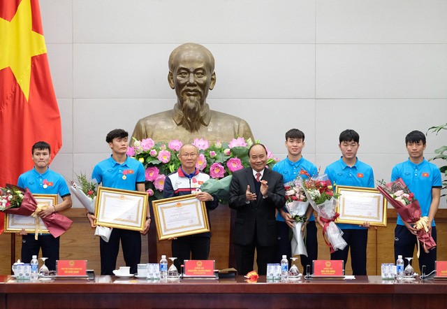 Thủ tướng kể chuyện chờ 5 tiếng để đón U23 Việt Nam ảnh 8 Thủ tướng kể chuyện chờ 5 tiếng để đón U23 Việt Nam ảnh 8