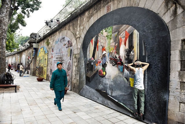 Ngắm tranh bích họa trên những vòm cầu phố Phùng Hưng ảnh 12 Ngắm tranh bích họa trên những vòm cầu phố Phùng Hưng ảnh 12