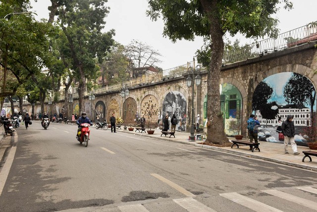 Ngắm tranh bích họa trên những vòm cầu phố Phùng Hưng ảnh 1 Ngắm tranh bích họa trên những vòm cầu phố Phùng Hưng ảnh 1