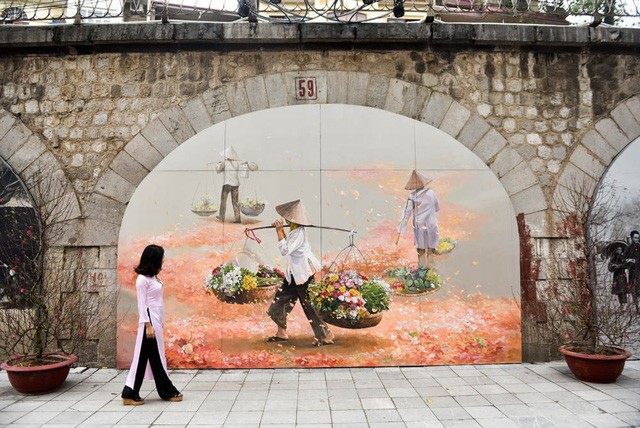 Ngắm tranh bích họa trên những vòm cầu phố Phùng Hưng ảnh 7 Ngắm tranh bích họa trên những vòm cầu phố Phùng Hưng ảnh 7