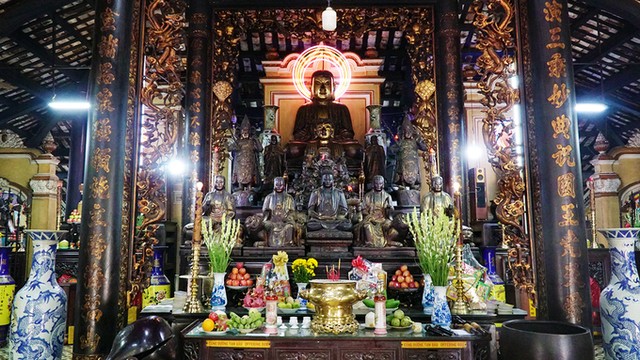 Khách Tây ngưỡng mộ kiến trúc của chùa cổ bậc nhất Sài Gòn ảnh 7