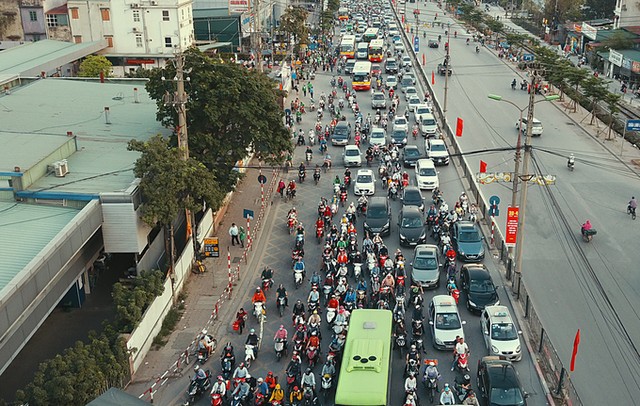 Dòng người đổ về thủ đô sau kỳ nghỉ lễ ảnh 1