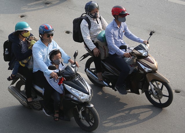 Dòng người đổ về thủ đô sau kỳ nghỉ lễ ảnh 6