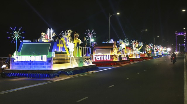 Hàng nghìn người hòa vào Carnaval đường phố ảnh 1