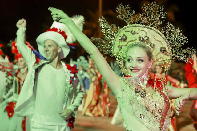 Hàng nghìn người hòa vào Carnaval đường phố ảnh 8