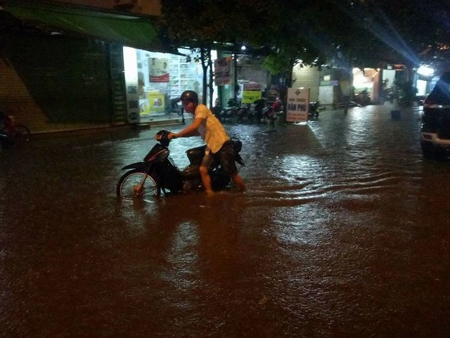 Mưa lớn, nhiều phố Hà Nội biến thành sông ảnh 6
