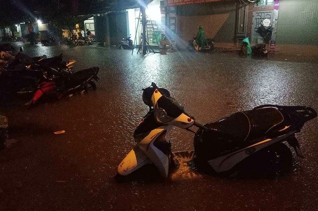 Mưa lớn, nhiều phố Hà Nội biến thành sông ảnh 7