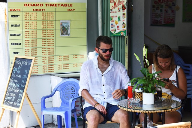 Khách Tây liều mình săn ảnh đường tàu trong phố cổ Hà Nội ảnh 9