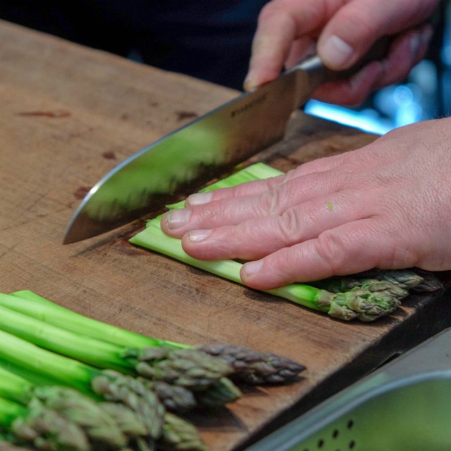 Bên trong căn bếp chế biến bữa tiệc cưới Hoàng gia Anh ảnh 3