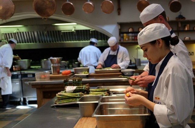 Bên trong căn bếp chế biến bữa tiệc cưới Hoàng gia Anh ảnh 4