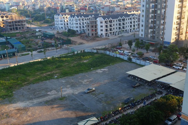 Không có chỗ gửi, dân chung cư để ôtô ở bãi rác ảnh 1