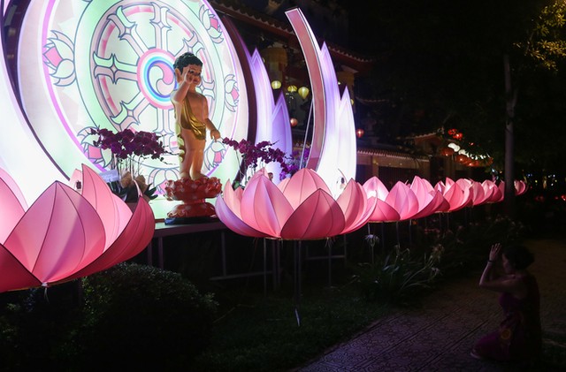 3 km kênh Nhiêu Lộc được thắp sáng đèn lồng mừng lễ Phật đản ảnh 10