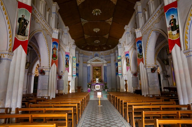 Nhà thờ trăm tuổi nơi giữ sách quốc ngữ đầu tiên ảnh 10