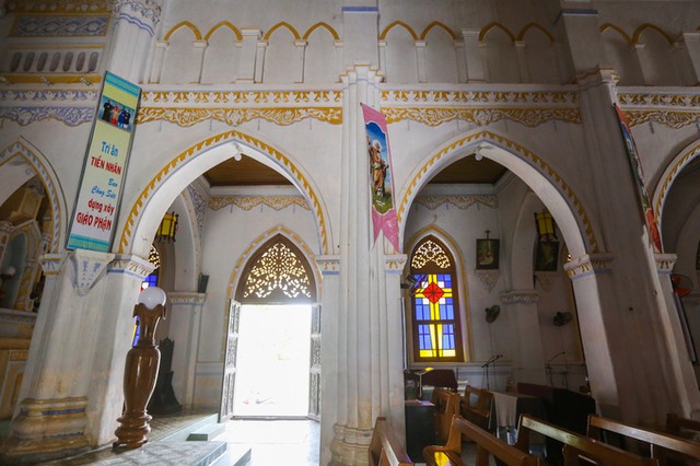 Nhà thờ trăm tuổi nơi giữ sách quốc ngữ đầu tiên ảnh 11