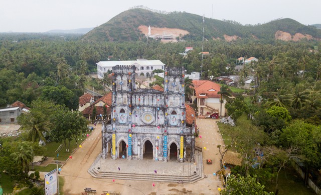 Nhà thờ trăm tuổi nơi giữ sách quốc ngữ đầu tiên ảnh 1