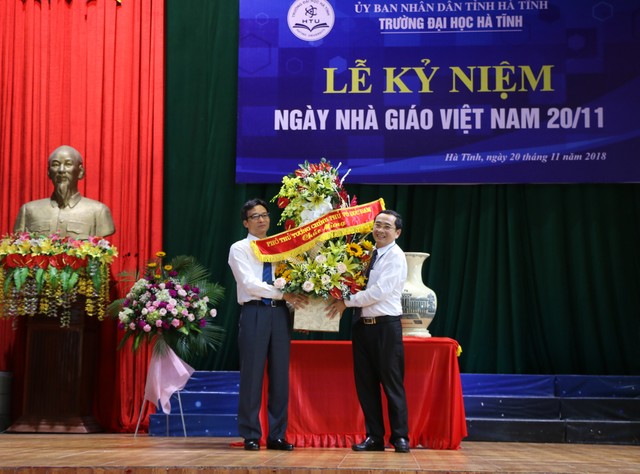 Phó thủ tướng Vũ Đức Đam dự Lễ kỷ niệm ngày Nhà giáo Việt Nam tại Trường Đại học Hà Tĩnh ảnh 2