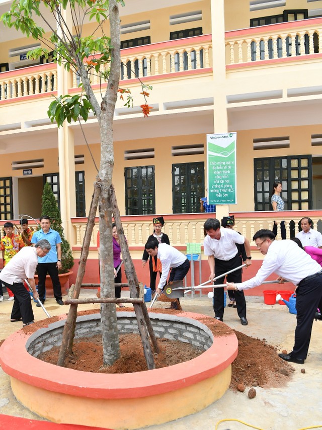 Lễ khánh thành công trình lớp học Trường TH&THCS Viễn Sơn (Văn Yên,Yên Bái) do Vietcombank tài trợ 3 tỷ đồng kinh phí xây dựng ảnh 3 Lễ khánh thành công trình lớp học Trường TH&THCS Viễn Sơn (Văn Yên,Yên Bái) do Vietcombank tài trợ 3 tỷ đồng kinh phí xây dựng ảnh 3