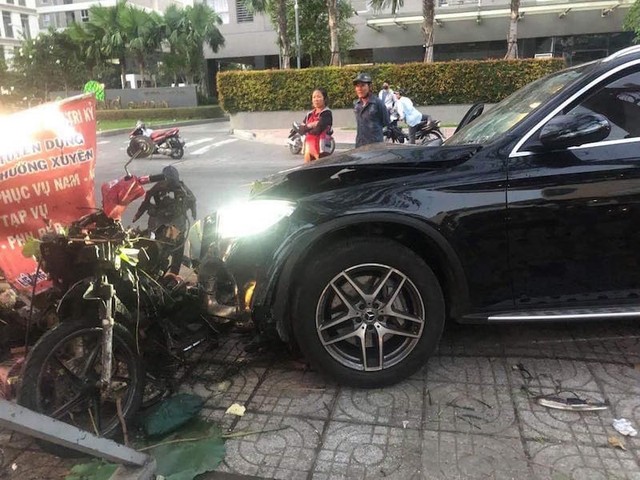 TP.HCM: Ô tô tông xe máy, cụ ông chạy xe ôm chết, nữ tiếp viên hàng không trọng thương ảnh 1 TP.HCM: Ô tô tông xe máy, cụ ông chạy xe ôm chết, nữ tiếp viên hàng không trọng thương ảnh 1