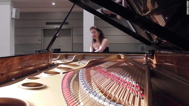 Sơ suất khi vận chuyển, chiếc đàn piano trị giá 194.000 USD rơi vỡ tan tành ảnh 1 Sơ suất khi vận chuyển, chiếc đàn piano trị giá 194.000 USD rơi vỡ tan tành ảnh 1