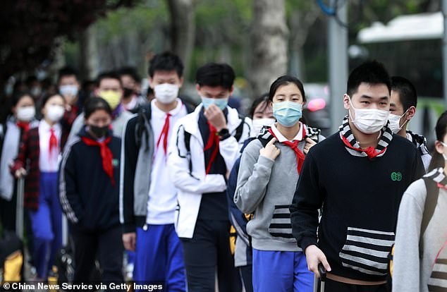 Sáng kiến đội mũ “giãn cách một mét” cho học sinh Trung Quốc để giữ khoảng cách an toàn ảnh 1 Sáng kiến đội mũ “giãn cách một mét” cho học sinh Trung Quốc để giữ khoảng cách an toàn ảnh 1