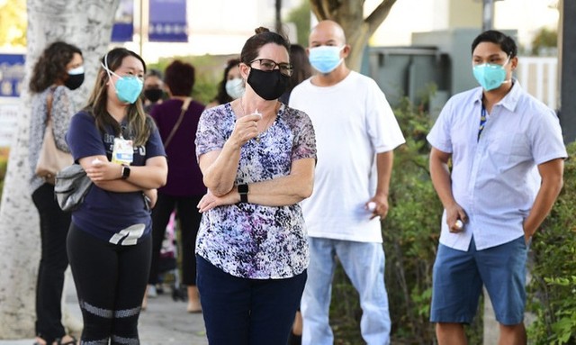 Nhân viên y tế tưởng niệm những người đã chết vì Covid-19 tại bang California, Mỹ, hôm 1/9. Ảnh: AFP.