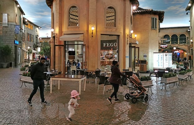 Người dân đeo khẩu trang phòng lây nhiễm COVID-19 tại Johannesburg, Nam Phi, ngày 21/8/2020. (Ảnh: THX/TTXVN).